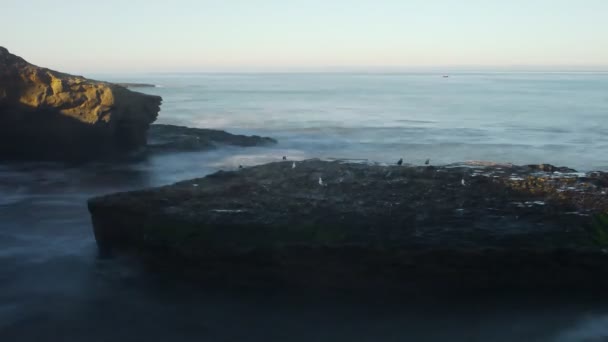 Playa y olas que se estrellan
 - Imágenes, Vídeo