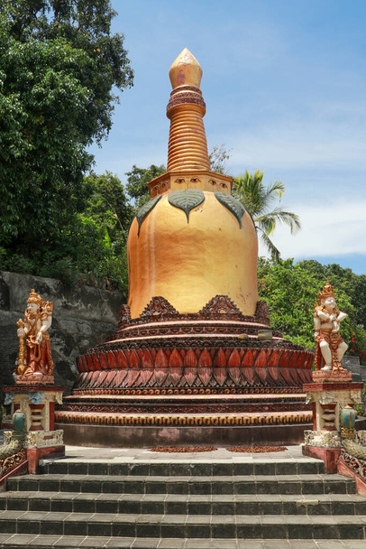 Złota stupa w Brahmavihara Arama. Vihara Buddha Banjar, klasztor świątyń buddyjskich w Banjar, Buleleng, Bali, Indonezja. - Zdjęcie, obraz