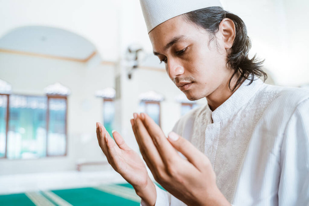 Close up man muslim doing prayer - 写真・画像