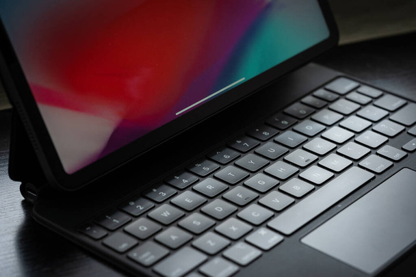 Apple Ipad Pro 2020 11 pulgadas con teclado mágico y lápiz Apple - Foto, imagen