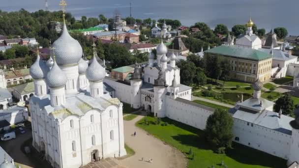 Rostov, Russie. Rostov Kremlin. Cathédrale de l'Assomption de la Vierge Marie. La principale attraction de la ville de Rostov le Grand. 4K - Séquence, vidéo