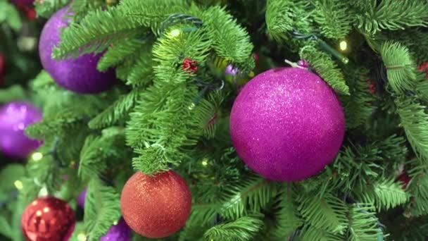 Рождественская ёлка в ярких блестящих шарах и гирляндах крупным планом - Кадры, видео