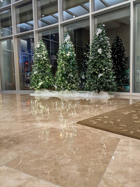 İçerideki ofis binasında süslü Noel ağacı var. - Fotoğraf, Görsel