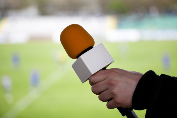 micrófono de mano para entrevista durante un mach de fútbol
 - Foto, imagen