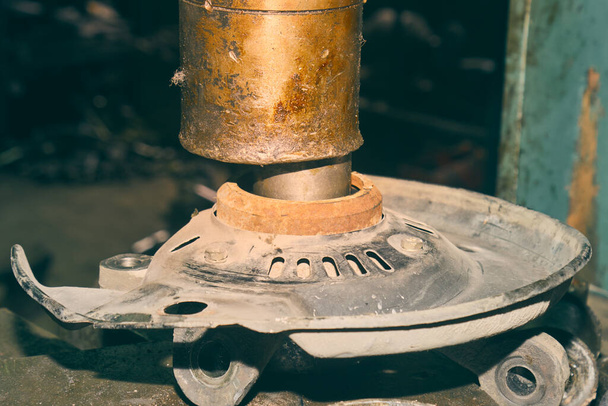 Usuwanie łożysk z piasty koła samochodu przez hydrauliczną maszynę w warsztacie samochodowym w Vintage Tone - Zdjęcie, obraz