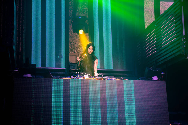 DJ sul palco in discoteca night club mixando musica techno beat - Foto, immagini
