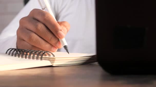 Közelkép férfi kézírás jegyzettömbön. - Felvétel, videó