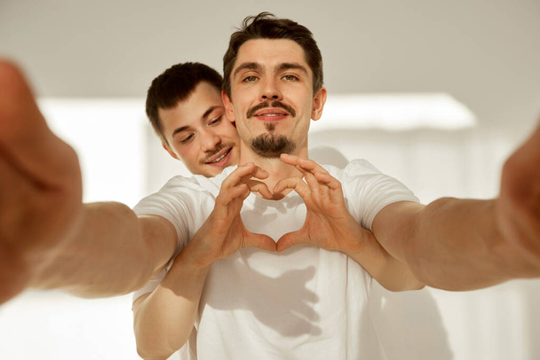 Ρομαντικό γκέι ζευγάρι που βγάζει selfie στο σπίτι - Φωτογραφία, εικόνα