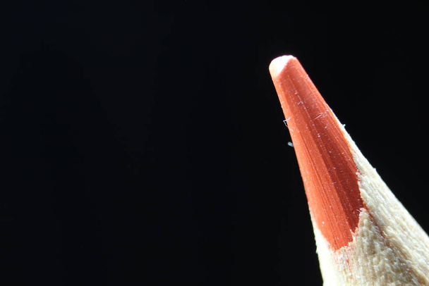 close-up van geslepen potlood.Macro weergave van de punt van het potlood op een zwarte achtergrond. - Foto, afbeelding