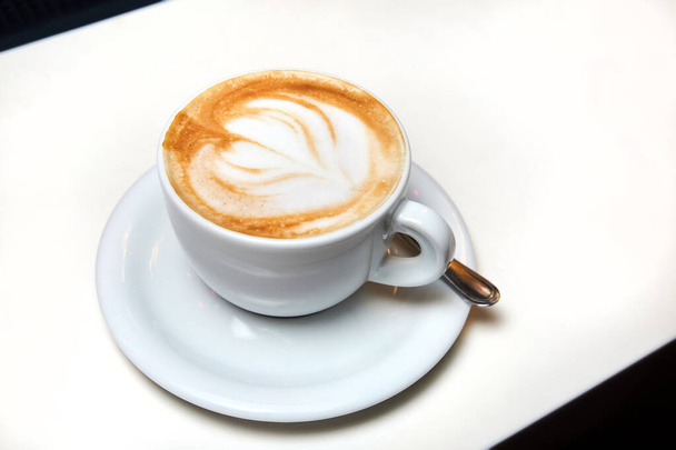 Una tazza di caffè. Latte con motivo a cuore in una tazza bianca - Foto, immagini