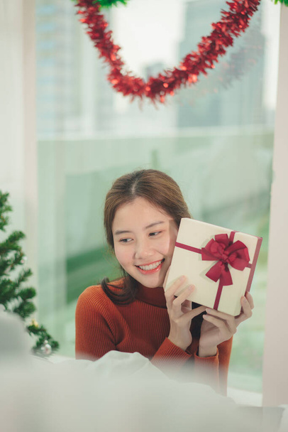Krása mladá asijská žena černé vlasy slaví Vánoce on-line s notebookem doma. - Fotografie, Obrázek