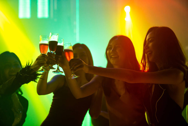 Silueta obrazu lidí tančit v diskotéce noční klub na hudbu z DJ na jevišti - Fotografie, Obrázek