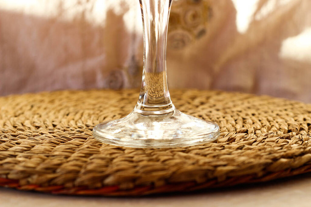Perna de vidro de um copo de vinho close-up. Foco seletivo. - Foto, Imagem
