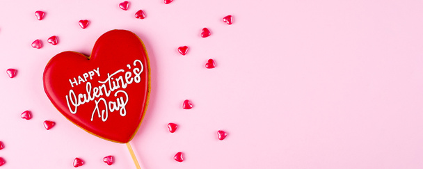 Hartvorm koekjes voor Valentijnsdag. Platte lay, bovenaanzicht, kopieerruimte. Wenskaart. Banner image voor website - Foto, afbeelding