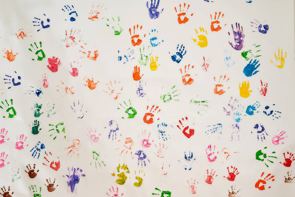 Duvardaki bir çok renkli el izinin arka planı. Çocukluk kavramı - Fotoğraf, Görsel
