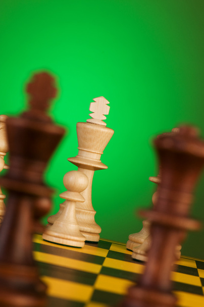 Шахматная концепция с фигурами на доске
 - Фото, изображение