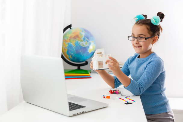 Kis tudós dolgozik az új projekt, kislány tanul robotika laptop online - Fotó, kép