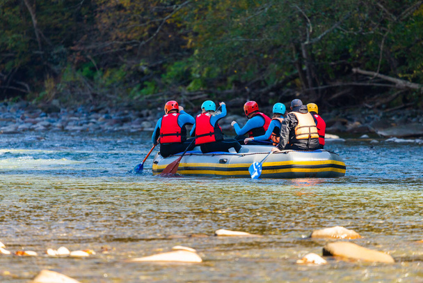 Grupo de jovens fazem um rafting no rio de montanha. - Foto, Imagem