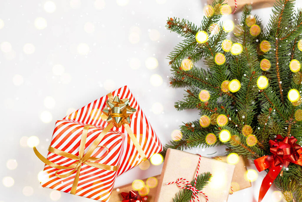 2021 Banner mínimo de Navidad con caja de regalo, decoraciones de papel, ramas de abeto sobre un fondo blanco. Puesta plana, vista superior, marco - Foto, imagen