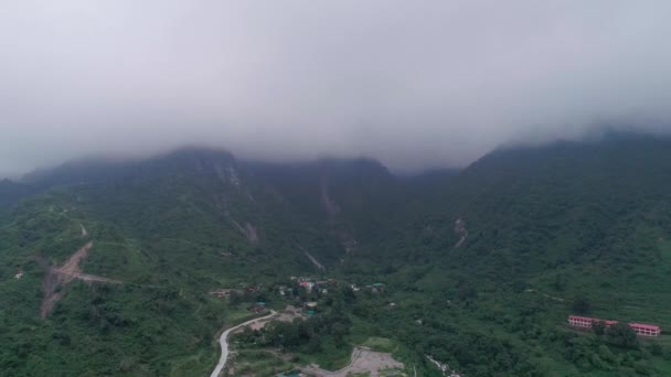 Gammes d'eau entre les belles collines de l'Himalaya - Séquence, vidéo
