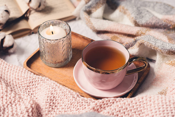 Taza de té, algodón, acogedor, libro, vela. Acogedor concepto de otoño invierno. - Foto, imagen