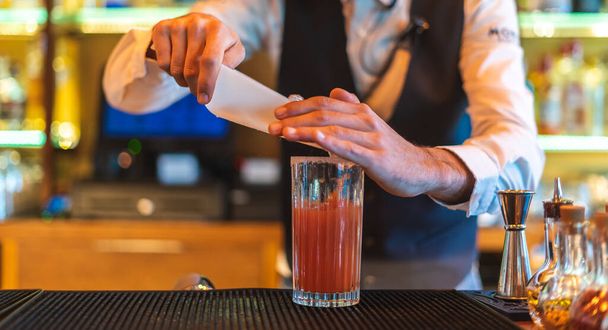 Barman making cocktail at night club - Фото, зображення