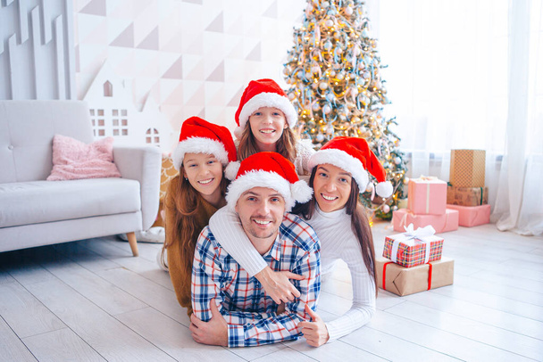 Szczęśliwa młoda rodzina z dziećmi gospodarstwa prezenty świąteczne - Zdjęcie, obraz