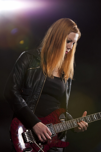 kobieta z gitarą - Zdjęcie, obraz