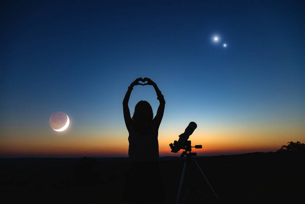 Nainen katselee yötaivasta amatööri tähtitieteellinen kaukoputki. - Valokuva, kuva