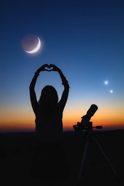 Γυναίκα κοιτάζοντας το νυχτερινό ουρανό με ερασιτεχνικό αστρονομικό τηλεσκόπιο. - Φωτογραφία, εικόνα