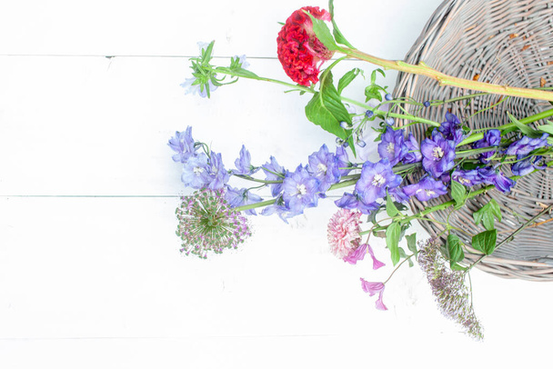 bukiet suchych kwiatów i potpourri w drewnianej płycie na białym stole - Zdjęcie, obraz