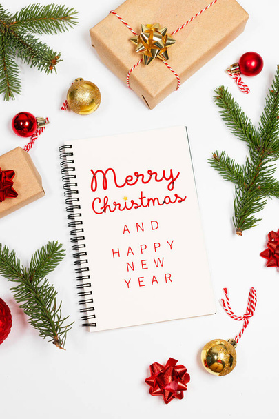 2021 Buon Natale e felice anno nuovo banner. Lista dei desideri con accessori decorativi vacanza su sfondo bianco. Orientamento verticale - Foto, immagini