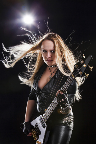 ギターを持つ女性 - 写真・画像