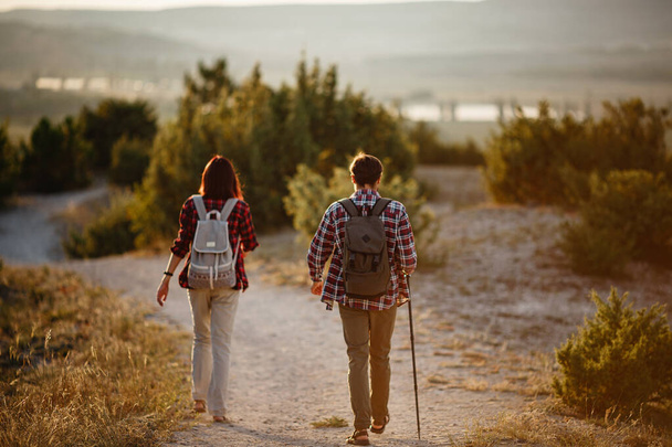 Retrato do jovem casal feliz se divertindo em sua viagem de caminhada. Caucasiano e asiático casal caminhante se divertindo em férias de verão. Jovens caminhadas na natureza. - Foto, Imagem
