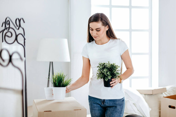 young woman placing her things in a new apartment. - Foto, Bild