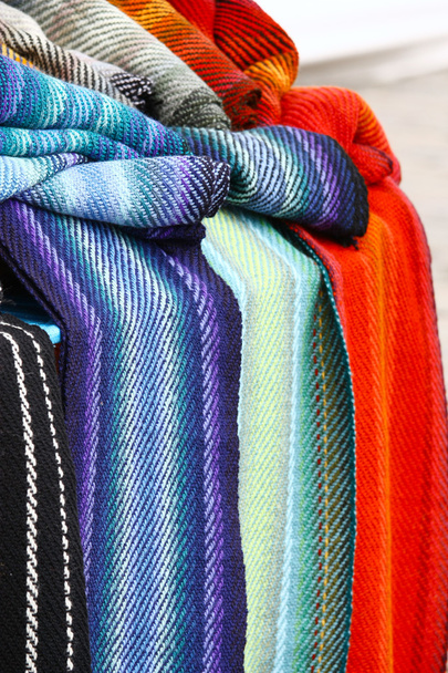 kleurrijke sjaals - Foto, afbeelding