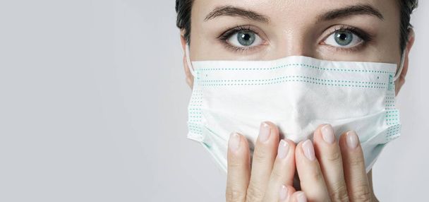 Young caucasian woman is wearing a face mask for protection against virus - Foto, Bild