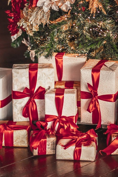 Lahjapakkaukset ja perinteinen joulukuusi, käärityt lahjat ja sisustus siirtomaa-tyyliin loma-asunnon koristeeksi - Valokuva, kuva