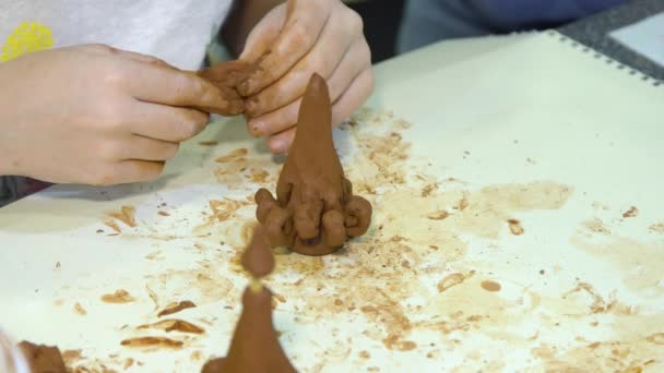 Las manos de los niños esculpir artesanías de arcilla. - Imágenes, Vídeo