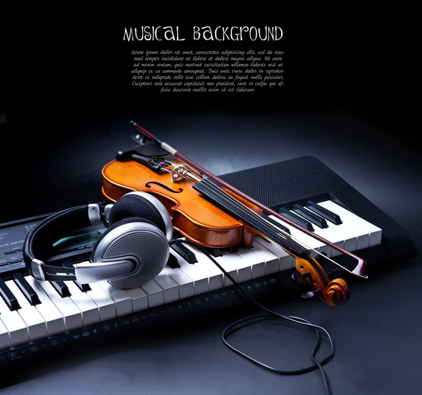 Violín, teclas de piano y auriculares
 - Foto, imagen