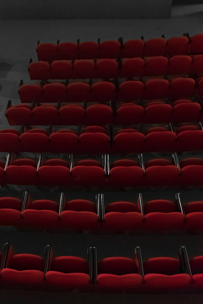 порожні червоні стільці в рядах в театрі
  - Фото, зображення