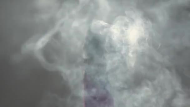 A füst a piros pálcikából szabadul fel. Az istenség iránti kínai odaadás. - Felvétel, videó