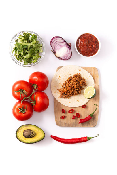 Mexican barquita taco ingredients with beef, chilli, tomato, onion and spices pattern on pink background - Foto, imagen