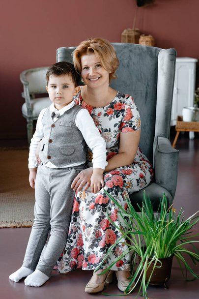 portrait of a beautiful mother and son in the room - Fotografie, Obrázek