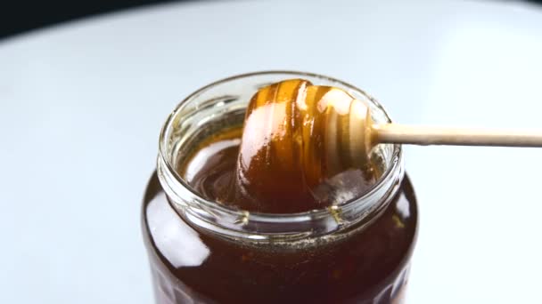 Close-up beelden van mooie frisse en smakelijke gouden honing, - Video