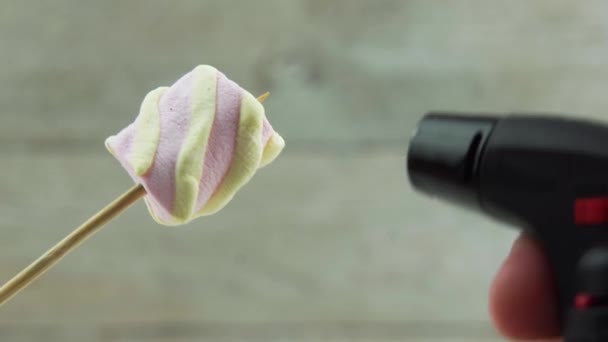 Close-up beelden van verwarming marshmallow in de keuken met aansteker - Video