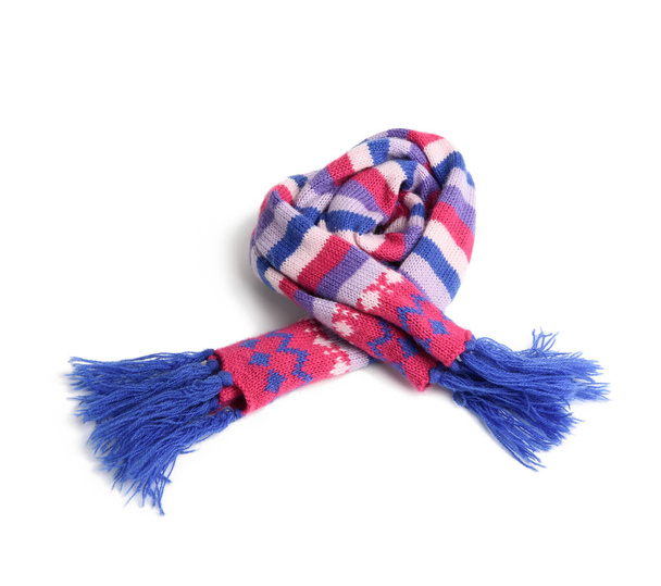 pestrobarevná pletená šála izolovaná na bílém pozadí, zblízka - Fotografie, Obrázek