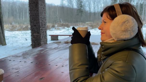 Jovem mulher feliz com café no tempo frio de inverno. Filmagem em câmara lenta. - Filmagem, Vídeo