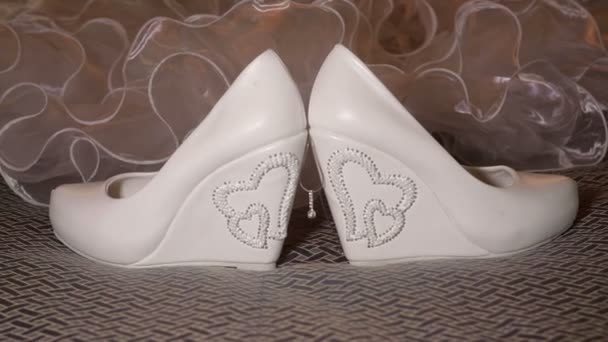 Belle scarpe da sposa bianche e accessori
 - Filmati, video