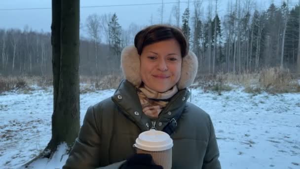 Jovem mulher feliz com café no tempo frio de inverno. - Filmagem, Vídeo